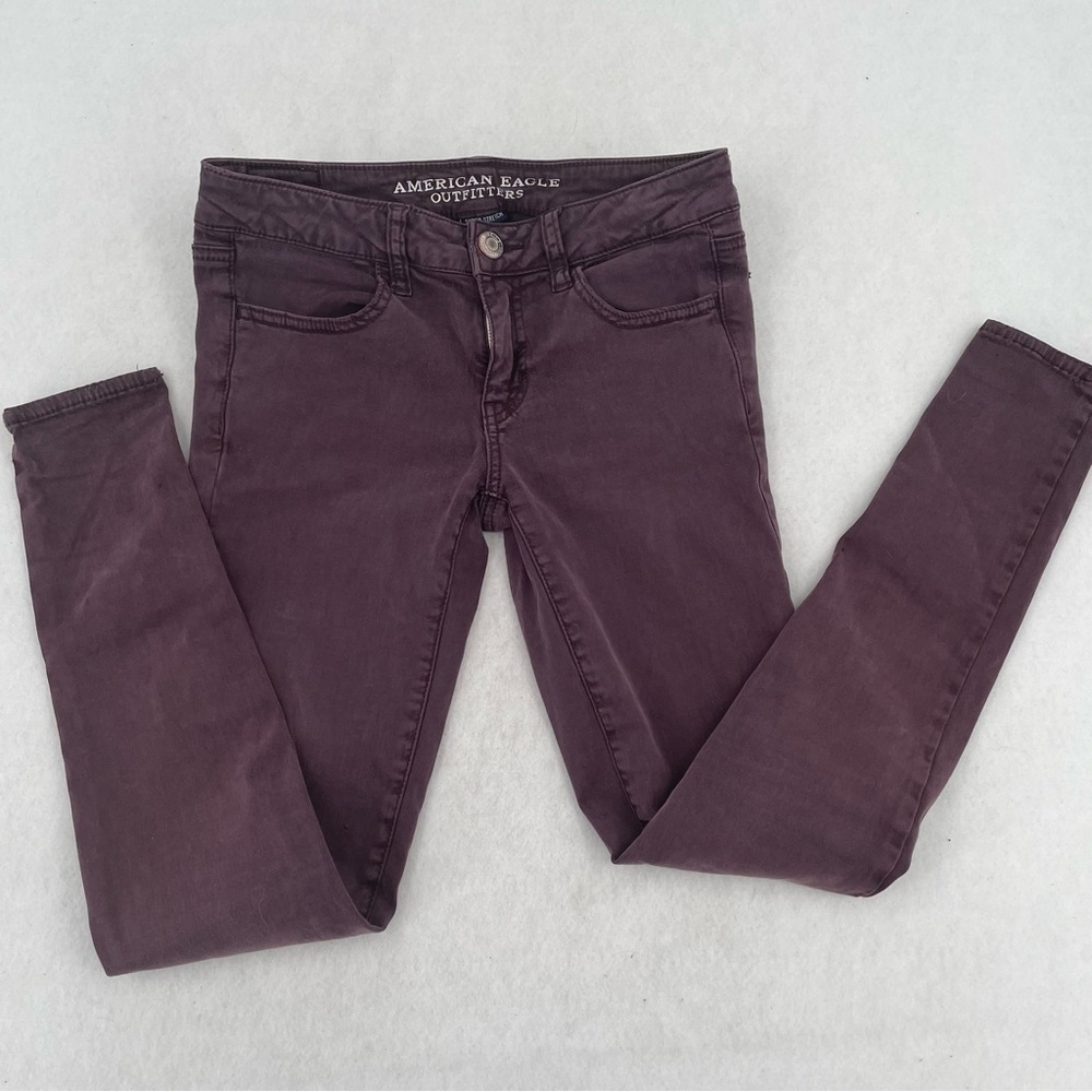 AMERICAN EAGLE Women’s AEO Sateen Jegging super stretch Denim plum color size 4